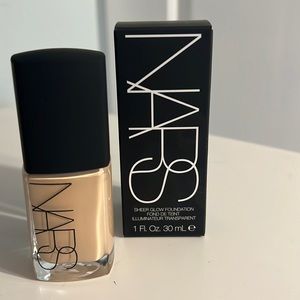 NARS- sheer glow foundation- light 4.5- Vienna